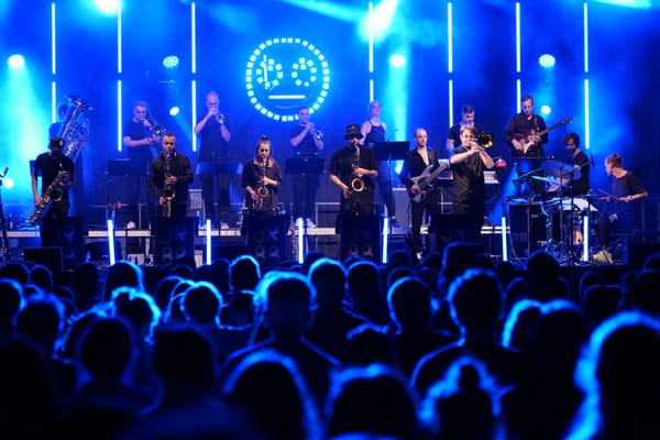 Jazzrausch Bigband: Wie 20 Bläser den Techno-Club eroberten